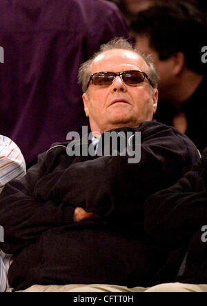 Jan 22, 2007 ; Los Angeles, CA, USA ; acteur Jack Nicholson se trouve courtside pendant le jeu Los Angeles Lakers contre les Golden State Warriors au Staples Center de Los Angeles. Crédit obligatoire : Photo par Armando Arorizo/ZUMA Press. ( ?) Copyright 2007 by Armando Arorizo Banque D'Images