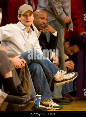Jan 22, 2007 ; Los Angeles, CA, USA ; acteur TOBY MAGUIRE se trouve courtside pendant le jeu Los Angeles Lakers contre les Golden State Warriors au Staples Center de Los Angeles. Crédit obligatoire : Photo par Armando Arorizo/ZUMA Press. (©) Copyright 2007 by Armando Arorizo Banque D'Images
