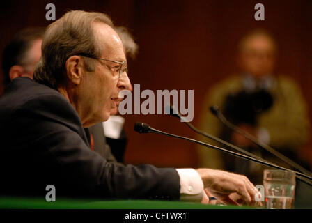 Jan 25, 2007 - Washington, DC, USA - l'ancien secrétaire à la Défense William Perry, répond aux questions de Carl Levin (D-MI), président de la commission des forces armées du Sénat, au cours d'une audience sur nous des options dans la guerre en Irak. Banque D'Images