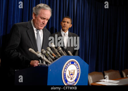 Jan 25, 2007 - Washington, DC, USA - Le Sénateur Tom Harkin (D-IA) et Barack Obama (D-IL) lors d'une conférence de presse avec d'autres sénateurs du midwest pour discuter de leurs efforts sur la promotion des énergies renouvelables et bio-sources d'énergie. Banque D'Images