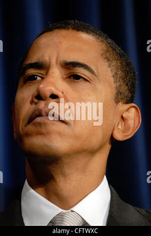 Jan 25, 2007 - Washington, DC, USA - Sénateur de l'Illinois Barack OBAMA (D) assiste à une conférence de presse avec d'autres sénateurs du midwest pour discuter de leurs efforts sur la promotion des énergies renouvelables et bio-sources d'énergie. Banque D'Images