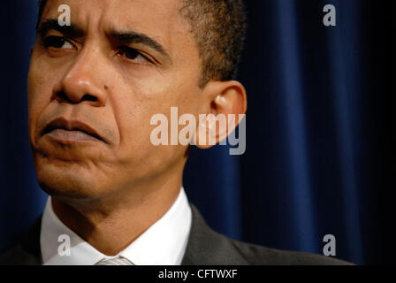 Jan 25, 2007 - Washington, DC, USA - Sénateur de l'Illinois Barack OBAMA (D) assiste à une conférence de presse avec d'autres sénateurs du midwest pour discuter de leurs efforts sur la promotion des énergies renouvelables et bio-sources d'énergie. Banque D'Images