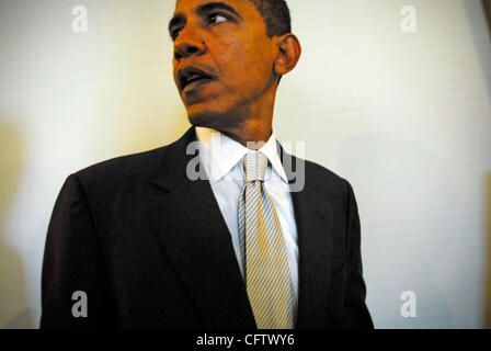 Jan 25, 2007 - Washington, DC, USA - Sénateur de l'Illinois Barack OBAMA (D) après une conférence de presse avec d'autres sénateurs du midwest pour discuter de leurs efforts sur la promotion des énergies renouvelables et bio-sources d'énergie. Banque D'Images