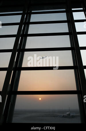 27 janvier 2007 - Shanghai, Chine - Un avion décolle alors que le soleil se couche à l'Aéroport International de Shanghai Pudong. (Crédit Image : © John Schreiber/ZUMAPRESS.com) Banque D'Images