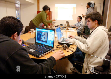 Tommy Mark, 15, à gauche, et Carll Combes, 16, à droite, le travail sur les graphiques au cours de leur classe SMASH dirigé par l'Institut du jeu à San Francisco le samedi 7 janvier 2007.(Sean Connelley/l'Oakland Tribune) Banque D'Images