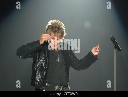 Jan 28, 2007 ; Norfolk, VA, USA ; légende Pop, lauréat des Grammy Awards, Rock n Roll Hall of famer ROD STEWART souffle loin la foule avec ses nombreux hits à la portée arena à Norfolk, VA. Crédit obligatoire : Photo de Jeff Moore/ZUMA Press. (©) Copyright 2007 by Jeff Moore Banque D'Images