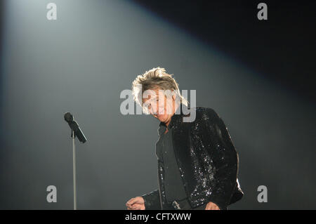 Jan 28, 2007 ; Norfolk, VA, USA ; légende Pop, lauréat des Grammy Awards, Rock n Roll Hall of famer ROD STEWART souffle loin la foule avec ses nombreux hits à la portée arena à Norfolk, VA. Crédit obligatoire : Photo de Jeff Moore/ZUMA Press. (©) Copyright 2007 by Jeff Moore Banque D'Images