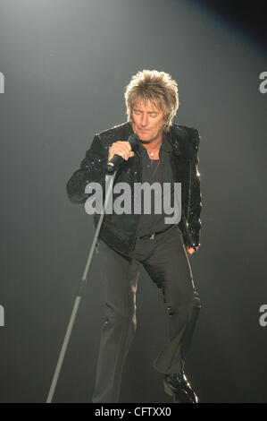 Jan 28, 2007 ; Norfolk, VA, USA ; légende Pop, lauréat des Grammy Awards, Rock n Roll Hall of famer ROD STEWART souffle loin la foule avec ses nombreux hits à la portée arena à Norfolk, VA. Crédit obligatoire : Photo de Jeff Moore/ZUMA Press. (©) Copyright 2007 by Jeff Moore Banque D'Images