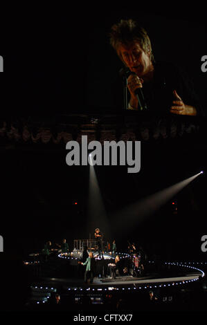 Jan 28, 2007 ; Norfolk, VA, USA ; légende Pop, lauréat des Grammy Awards, Rock n Roll Hall of famer ROD STEWART souffle loin la foule avec ses nombreux hits à la portée arena à Norfolk, VA. Crédit obligatoire : Photo de Jeff Moore/ZUMA Press. (©) Copyright 2007 by Jeff Moore Banque D'Images