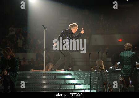 Jan 28, 2007 ; Norfolk, VA, USA ; légende Pop, lauréat des Grammy Awards, Rock n Roll Hall of famer ROD STEWART souffle loin la foule avec ses nombreux hits à la portée arena à Norfolk, VA. Crédit obligatoire : Photo de Jeff Moore/ZUMA Press. (©) Copyright 2007 by Jeff Moore Banque D'Images