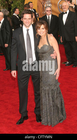 Jan 28, 2007 ; Hollywood, Californie, USA ; OTHERSPACE actrice et son mari Peter Hermann à la 13e assemblée annuelle tenue SAG Awards au Shrine Auditorium à Los Angeles crédit obligatoire : Photo par Paul Fenton/ZUMA Press. (©) Copyright 2007 by Paul Fenton Banque D'Images