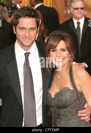 Jan 28, 2007 ; Hollywood, Californie, USA ; OTHERSPACE actrice et son mari Peter Hermann à la 13e assemblée annuelle tenue SAG Awards au Shrine Auditorium à Los Angeles crédit obligatoire : Photo par Paul Fenton/ZUMA Press. (©) Copyright 2007 by Paul Fenton Banque D'Images