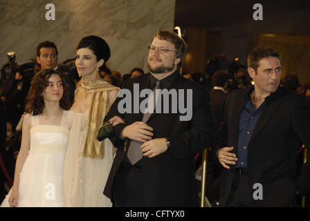 Madrid. L'Espagne. Palacio de Congresos. Acteurs d'El laberinto del fauno 'Labyrinthe de Pan', Ivana Vaquero, Maribel Verdu, directeur mexicain Guillermo del Toro et l'acteur Sergi Lopez posent à l'arrivée à la remise des prix Goya à Madrid, 28 Banque D'Images