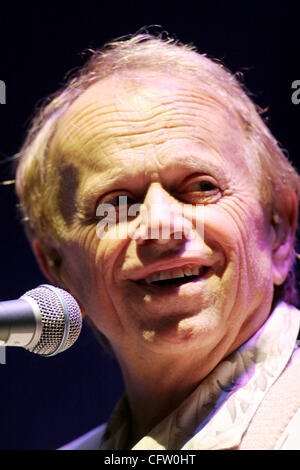 L'ancien chanteur des Beach Boys Al Jardine sourire alors qu'il sauvegarde fondateur des Beach Boys Brian Wilson en interprétant des chansons de l'album de 1966 du groupe 'Pet Sounds' au Paramount Theatre à Oakland, Californie, Dimanche 28 Janvier, 2007. (D. Ross Cameron/l'Oakland Tribune) Banque D'Images