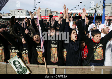 Les musulmans chiites se rassemblent dans la section d'Istanbul Atakoy 13 pour l'assemblée annuelle de l'événement 29 janvier 2007 Ashura. Ashura commémore la mort de Hussein ibn Ali, un petit-fils du prophète Muhammad qui a été massacré en 680 A.D. avec ses disciples dans la région de Kerbala (Irak moderne). Les chiites considèrent Hussein le successeur Banque D'Images