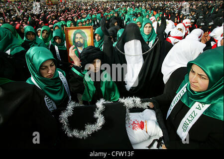 Les musulmans chiites se rassemblent dans la section d'Istanbul Atakoy 13 pour l'assemblée annuelle de l'événement 29 janvier 2007 Ashura. Ashura commémore la mort de Hussein ibn Ali, un petit-fils du prophète Muhammad qui a été massacré en 680 A.D. avec ses disciples dans la région de Kerbala (Irak moderne). Les chiites considèrent Hussein le successeur Banque D'Images