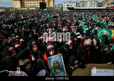 Les musulmans chiites se rassemblent dans la section d'Istanbul Atakoy 13 pour l'assemblée annuelle de l'événement 29 janvier 2007 Ashura. Ashura commémore la mort de Hussein ibn Ali, un petit-fils du prophète Muhammad qui a été massacré en 680 A.D. avec ses disciples dans la région de Kerbala (Irak moderne). Les chiites considèrent Hussein le successeur Banque D'Images