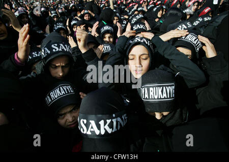 Les musulmans chiites se rassemblent dans la section d'Istanbul Atakoy 13 pour l'assemblée annuelle de l'événement 29 janvier 2007 Ashura. Ashura commémore la mort de Hussein ibn Ali, un petit-fils du prophète Muhammad qui a été massacré en 680 A.D. avec ses disciples dans la région de Kerbala (Irak moderne). Les chiites considèrent Hussein le successeur Banque D'Images