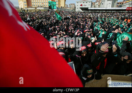 Les musulmans chiites se rassemblent dans la section d'Istanbul Atakoy 13 pour l'assemblée annuelle de l'événement 29 janvier 2007 Ashura. Ashura commémore la mort de Hussein ibn Ali, un petit-fils du prophète Muhammad qui a été massacré en 680 A.D. avec ses disciples dans la région de Kerbala (Irak moderne). Les chiites considèrent Hussein le successeur Banque D'Images