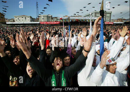 Les musulmans chiites se rassemblent dans la section d'Istanbul Atakoy 13 pour l'assemblée annuelle de l'événement 29 janvier 2007 Ashura. Ashura commémore la mort de Hussein ibn Ali, un petit-fils du prophète Muhammad qui a été massacré en 680 A.D. avec ses disciples dans la région de Kerbala (Irak moderne). Les chiites considèrent Hussein le successeur Banque D'Images