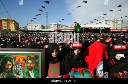 Les musulmans chiites se rassemblent dans la section d'Istanbul Atakoy 13 pour l'assemblée annuelle de l'événement 29 janvier 2007 Ashura. Ashura commémore la mort de Hussein ibn Ali, un petit-fils du prophète Muhammad qui a été massacré en 680 A.D. avec ses disciples dans la région de Kerbala (Irak moderne). Les chiites considèrent Hussein le successeur Banque D'Images