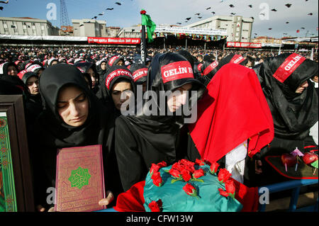 Les musulmans chiites se rassemblent dans la section d'Istanbul Atakoy 13 pour l'assemblée annuelle de l'événement 29 janvier 2007 Ashura. Ashura commémore la mort de Hussein ibn Ali, un petit-fils du prophète Muhammad qui a été massacré en 680 A.D. avec ses disciples dans la région de Kerbala (Irak moderne). Les chiites considèrent Hussein le successeur Banque D'Images