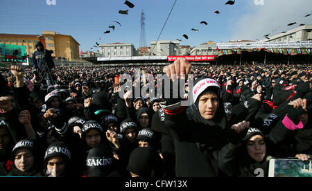 Les musulmans chiites se rassemblent dans la section d'Istanbul Atakoy 13 pour l'assemblée annuelle de l'événement 29 janvier 2007 Ashura. Ashura commémore la mort de Hussein ibn Ali, un petit-fils du prophète Muhammad qui a été massacré en 680 A.D. avec ses disciples dans la région de Kerbala (Irak moderne). Les chiites considèrent Hussein le successeur Banque D'Images