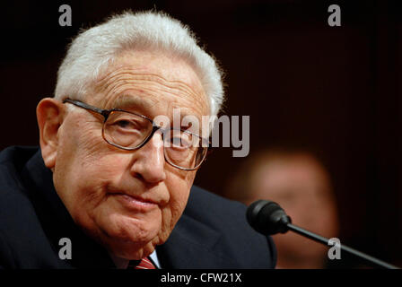 Jan 31, 2007 - Washington, DC, USA - l'ancien secrétaire d'Etat Dr. Henry KISSINGER répond aux questions lors d'une audition devant la Commission des relations étrangères du Sénat au sujet de ses opinions sur la guerre en Irak. Banque D'Images