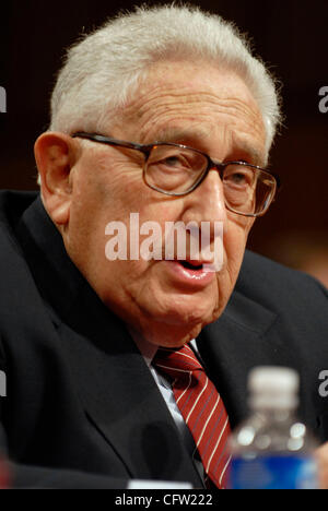 Jan 31, 2007 - Washington, DC, USA - l'ancien secrétaire d'Etat Dr. Henry KISSINGER répond aux questions lors d'une audition devant la Commission des relations étrangères du Sénat au sujet de ses opinions sur la guerre en Irak. Banque D'Images