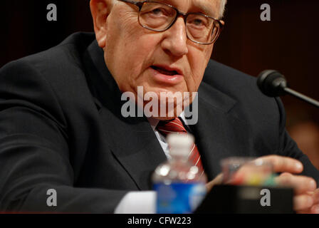 Jan 31, 2007 - Washington, DC, USA - l'ancien secrétaire d'Etat Dr. Henry KISSINGER répond aux questions lors d'une audition devant la Commission des relations étrangères du Sénat au sujet de ses opinions sur la guerre en Irak. Banque D'Images