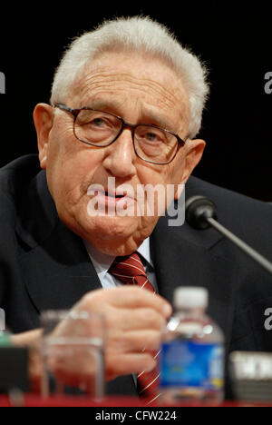 Jan 31, 2007 - Washington, DC, USA - l'ancien secrétaire d'Etat Dr. Henry KISSINGER répond aux questions lors d'une audition devant la Commission des relations étrangères du Sénat au sujet de ses opinions sur la guerre en Irak. Banque D'Images