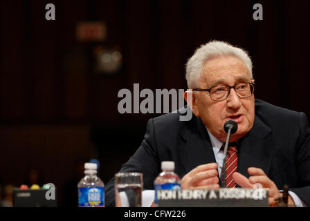 Jan 31, 2007 - Washington, DC, USA - l'ancien secrétaire d'Etat Dr. Henry KISSINGER répond aux questions lors d'une audition devant la Commission des relations étrangères du Sénat au sujet de ses opinions sur la guerre en Irak. Banque D'Images