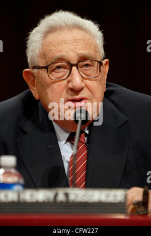 Jan 31, 2007 - Washington, DC, USA - l'ancien secrétaire d'Etat Dr. Henry KISSINGER répond aux questions lors d'une audition devant la Commission des relations étrangères du Sénat au sujet de ses opinions sur la guerre en Irak. Banque D'Images