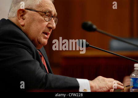 Jan 31, 2007 - Washington, DC, USA - l'ancien secrétaire d'Etat Dr. Henry KISSINGER répond aux questions lors d'une audition devant la Commission des relations étrangères du Sénat au sujet de ses opinions sur la guerre en Irak. Banque D'Images