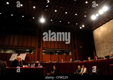 Jan 31, 2007 - Washington, DC, USA - l'ancien secrétaire d'Etat Dr. Henry KISSINGER répond aux questions lors d'une audition devant la Commission des relations étrangères du Sénat au sujet de ses opinions sur la guerre en Irak. Banque D'Images