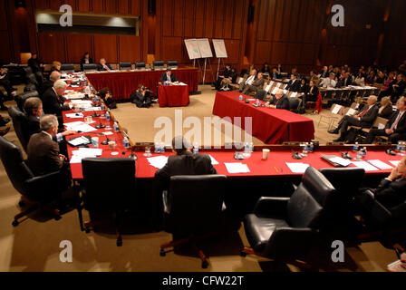 Jan 31, 2007 - Washington, DC, USA - l'ancien secrétaire d'Etat Dr. Henry KISSINGER répond aux questions lors d'une audition devant la Commission des relations étrangères du Sénat au sujet de ses opinions sur la guerre en Irak. Banque D'Images