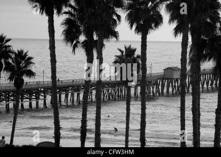 Feb 02, 2007 - San Clemente, CA, USA - La jetée de San Clemente. San Clemente gonfle les prises tout au long de l'année. Allant du Sud au Nord, ils comprennent des chevalets (techniquement juste au sud de la ligne de ville), portail nord, State Park, Riviera, perdu, vents Lasuen, le trou, Beach House, T-Street, de la jetée, 204, Banque D'Images