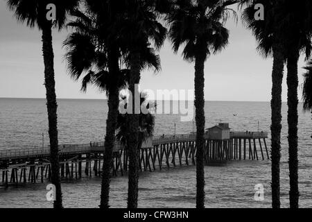 Feb 02, 2007 - San Clemente, CA, USA - La jetée de San Clemente. San Clemente gonfle les prises tout au long de l'année. Allant du Sud au Nord, ils comprennent des chevalets (techniquement juste au sud de la ligne de ville), portail nord, State Park, Riviera, perdu, vents Lasuen, le trou, Beach House, T-Street, de la jetée, 204, Banque D'Images