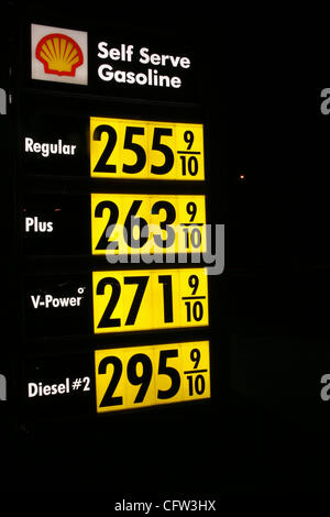 Feb 02, 2007 - San Clemente, CA, USA - Shell Oil Company est la filiale basée aux États-Unis de Royal Dutch Shell (une multinationale pétrolière (majeur) de l'huile d'origines anglo Dutch, qui fait partie des plus grandes sociétés d'énergie du secteur privé dans le monde). Environ 22 000 employés de Shell sont Banque D'Images