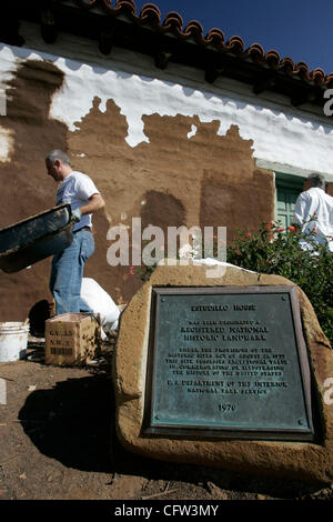 Le 3 février 2007, San Diego,- Des bénévoles de la sauvegarder notre patrimoine et parc d'état de l'organisation du système passer samedi 2/3/2007 la restauration des murs en adobe endommagé sur la Casa de Estudillo dans Old Town State Park. DOMINICK FIUME, un membre de SOHO, a travaillé sur un mur de la maison derrière une plaque commémorative Banque D'Images