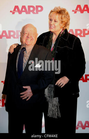 Feb 06, 2007 ; Los Angeles, CA, USA ; Mickey Rooney et épouse, Jan arrivant à l'AARP Magazine 2007 Les films lauréats des Prix pour les adultes le dîner et cérémonie, tenue à l'hôtel Bel-Air à Los Angeles. Crédit obligatoire : photo par Camilla Zenz/ZUMA Press. (©) Copyright 2007 by Camilla Zenz Banque D'Images