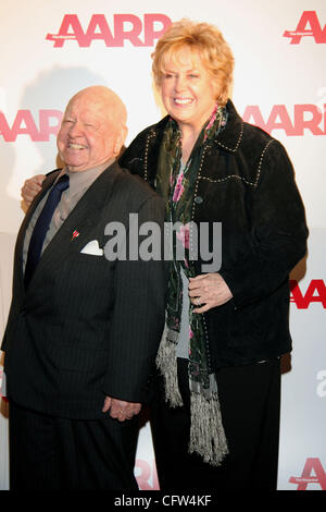 Feb 06, 2007 ; Los Angeles, CA, USA ; Mickey Rooney et épouse, Jan arrivant à l'AARP Magazine 2007 Les films lauréats des Prix pour les adultes le dîner et cérémonie, tenue à l'hôtel Bel-Air à Los Angeles. Crédit obligatoire : photo par Camilla Zenz/ZUMA Press. (©) Copyright 2007 by Camilla Zenz Banque D'Images