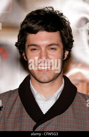 Feb 7,2007 ; Hollywood, Californie, USA ; acteur Adam Brody à la "musique et paroles' première mondiale au profit du NRDC a tenu au Chinese Theatre. Crédit obligatoire : Photo de Lisa O'Connor/ZUMA Press. (©) Copyright 2007 by Lisa O'Connor Banque D'Images