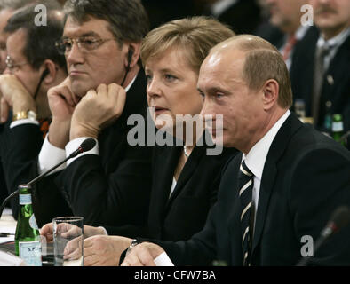 (R-L)Le président russe Vladimir Poutine, la chancelière allemande, Angela Merkel, et le président ukrainien Viktor Iouchtchenko à la 43e Conférence de sécurité de Munich. Banque D'Images
