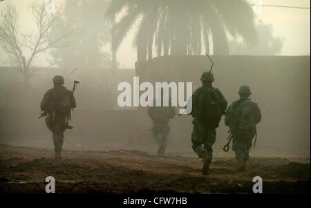 10 février 2007 - Marrakech, Salah ad Din, l'Iraq - parachutistes, de la Compagnie C, premier bataillon du 505th Parachute Infantry Regiment, descendre a foggy road, dans le village de Jadida. Les parachutistes ont été dans le village à la recherche des caches d'armes. (Crédit Image : © Andrew d'art/observateur/ZUMA Le Fayetteville Banque D'Images