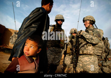 10 février 2007 - Marrakech, Salah ad Din, l'Iraq - un enfant irakien, d'une compagnie de parachutistes montres C, premier bataillon du 505th Parachute Infantry Regiment, à pied par son père, Adela Kelel Shehb, parle avec le Capitaine Tim Peterman, droite, à l'aide d'un interprète, centre, dans le village de Jadid. L'paratroope Banque D'Images