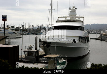 Le 10 février 2007, San Diego, Californie, États-Unis d' un grand bateau inconnu attaché jusqu'à la jetée de ravitaillement en carburant maritime Pearson sur l'île Shelter vers midi samedi, 10 février. Crédit obligatoire : Photo par EARNIE GRAFTON/San Diego Union-Tribune/Zuma Press. Copyright 2007 San Diego Union Tribune) Banque D'Images