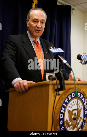 Feb 11, 2007 ; New York, New York, USA ; Le sénateur Charles Schumer (D-NY) tient une conférence de presse dévoilant un nouveau plan de relance de contrôleur aérien le recrutement, la formation et l'embauche à son bureau de Manhattan à New York City le dimanche 11 février, 2007. Schumer a affirmé que l'aéroport de New York City Banque D'Images