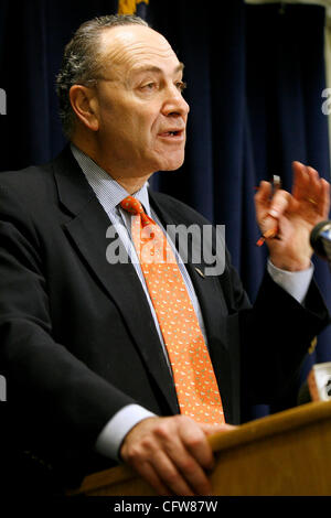 Feb 11, 2007 ; New York, New York, USA ; Le sénateur Charles Schumer (D-NY) tient une conférence de presse dévoilant un nouveau plan de relance de contrôleur aérien le recrutement, la formation et l'embauche à son bureau de Manhattan à New York City le dimanche 11 février, 2007. Schumer a affirmé que l'aéroport de New York City Banque D'Images