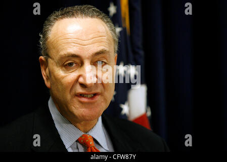 Feb 11, 2007 ; New York, New York, USA ; Le sénateur Charles Schumer (D-NY) tient une conférence de presse dévoilant un nouveau plan de relance de contrôleur aérien le recrutement, la formation et l'embauche à son bureau de Manhattan à New York City le dimanche 11 février, 2007. Schumer a affirmé que l'aéroport de New York City Banque D'Images